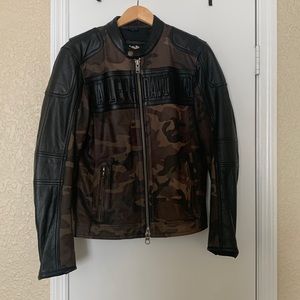 Como and leather small Harley-Davidson motorcycle jacket.